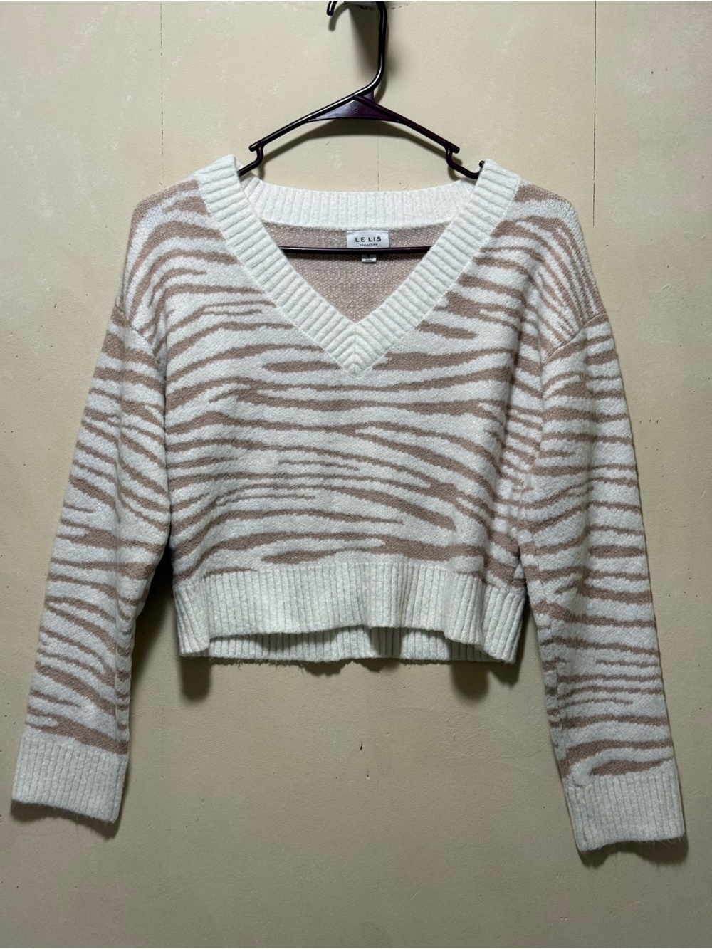 Le Lis Cream & Beige V-Neck Zebra Print Crop Sweater Woman’s Sz S